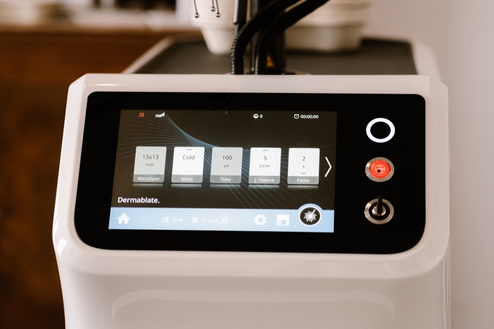 Touchscreen eines Dermablate-Lasergeräts mit Einstellungen