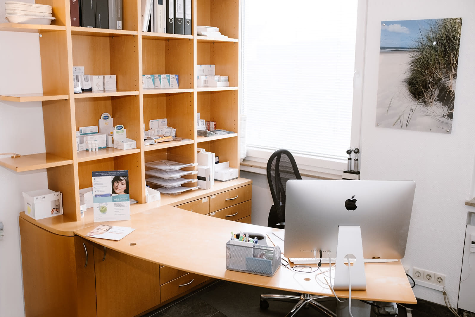 Modernes Praxisbüro mit Schreibtisch und Regalen